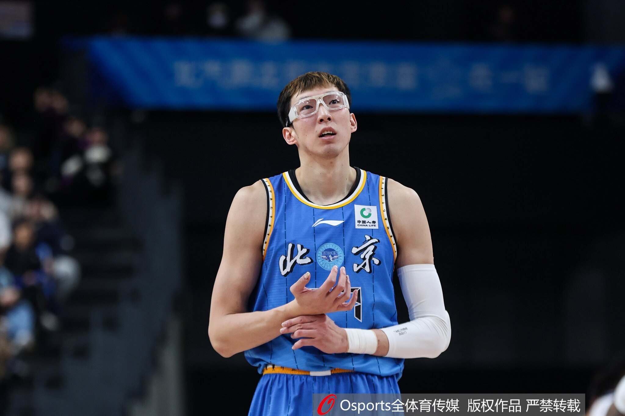 1xBET链接-这场打得像外援！周琦终结十分高效 砍下23分13板&amp;抢到7前场板